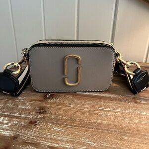 Marc Jacobs Gray Gold Crossbody Bag with Modern Design